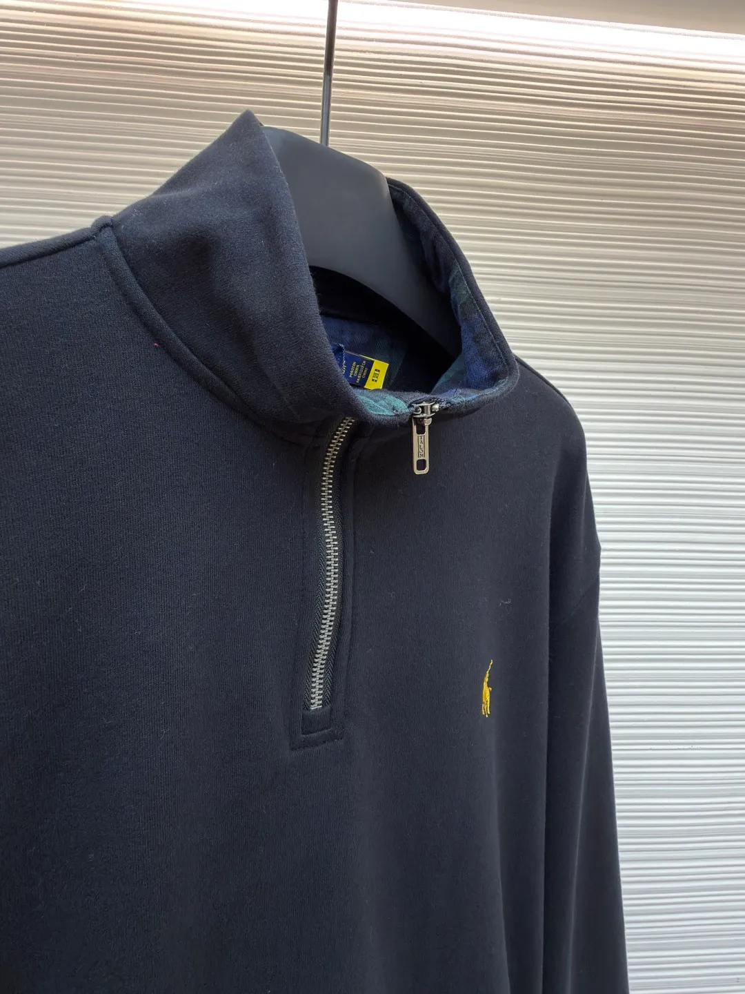 P370 Ralph Lauren gold embroidered half turtleneck sweatshirt ●Original version: Purchased and developed at 1690 ●Item number: 1682168-A55 ●Fabric: Yayun fine cotton velvet feel fabric ●Technology: embroidery production ●Color: black ●Version: Fitted version ●Weight: about 525 grams ●Size: S-M-L-XL ●Description: Customized Yayun fine cotton velvet feel fabric, soft and silky, comfortable and close to the skin With a pure black tone as the base color, the plaid twill trim is on the neckline, carrying the elegance and retro of British style. The exquisite golden pony logo is embellished with it. It has its own focus and is highly recognizable. The simple and smooth lines outline the overall outline. The half-zipper design is sublimated, casual yet stylish. In the name of design, it creates a new fashionable realm of sweatshirts. Adopt imported machine embroidery technology, use advanced computer control systems and precision mechanical components to achieve pony mark embroidery operations with high precision. The lines are smooth and delicate, and the fabrics have been washed. It has a better hand feel and texture, is not easy to deform, is not easy to shrink, is not easy to fade, and maintains long-term beauty. The overall wiring is straight and delicate, the fabric is comfortable and soft, and the color is consistent without color difference. It can be matched with the same style to create a fashionable look and control various occasions. Customized accessories, complete with three standards, same style for men and women!